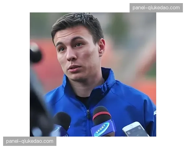 特写：VAR操作员的一天，在隔离的裁判中心内做出关键判罚