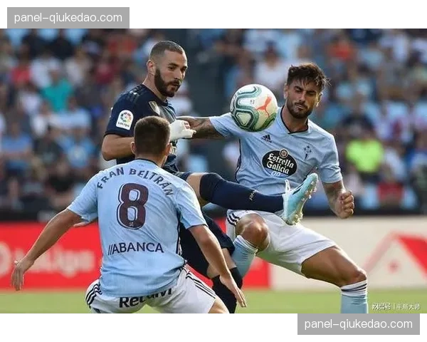 特写:比赛中突降大雨,贝蒂斯与塞尔塔球员多次因皮球过滑处理失误